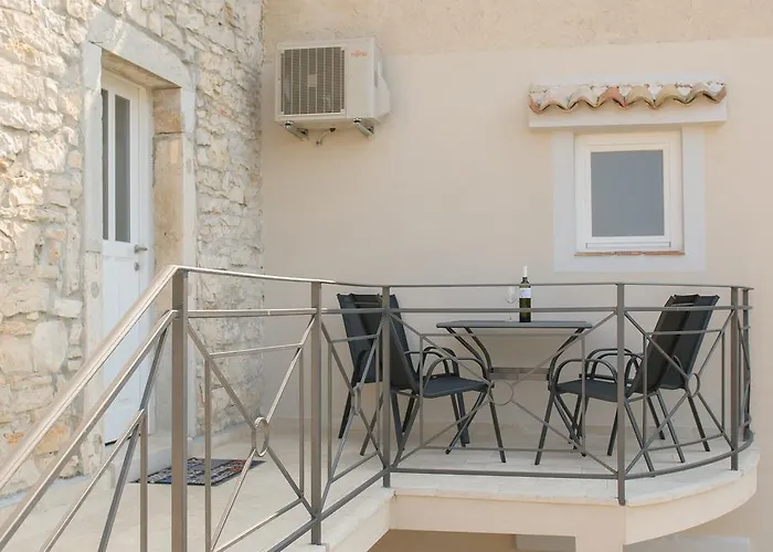 Borgo 8 * Tar-Vabriga